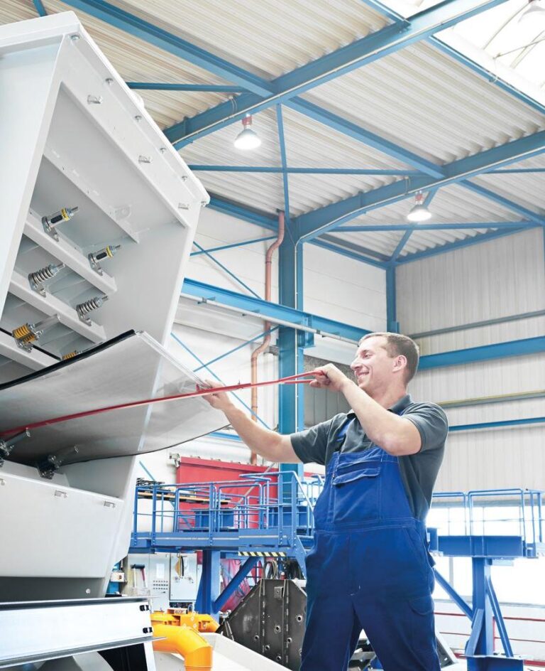 Kompetenter Service Schüttguttechnik: Mann wartet Maschine
