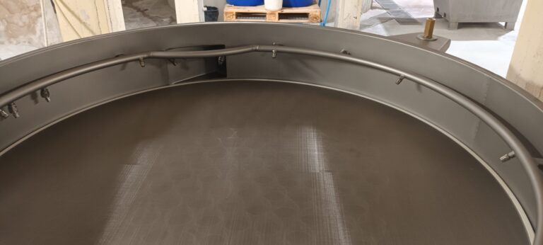 Sprühsysteme am Vibrations-Schwingsieb: mehr Durchsatz, weniger Stillstand
